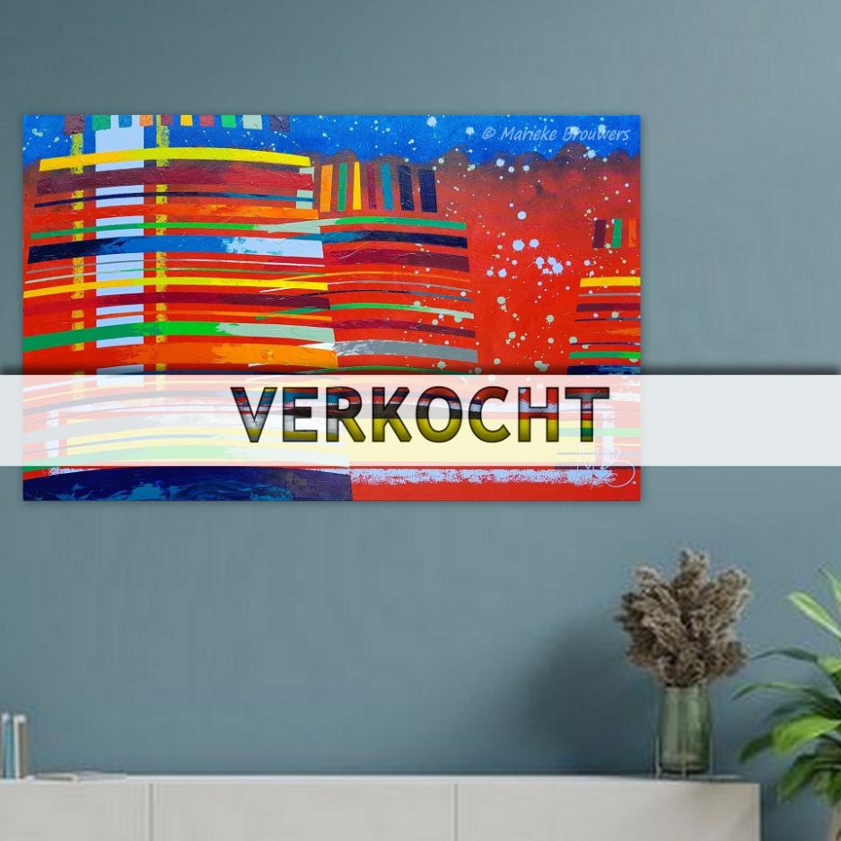 Een abstract rood schilderij met strepen, geschilderd door Marieke Brouwers in een groot langwerpig formaat