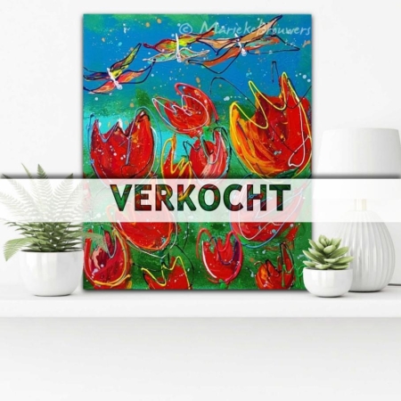 vrolijk klein abstract schilderij met tulpen laten maken door marieke brouwers waarop vlinders en tulpen afgebeeld staan en waarbij dikke lijnen en verfspatten zorgen voor dynamiek en levendigheid