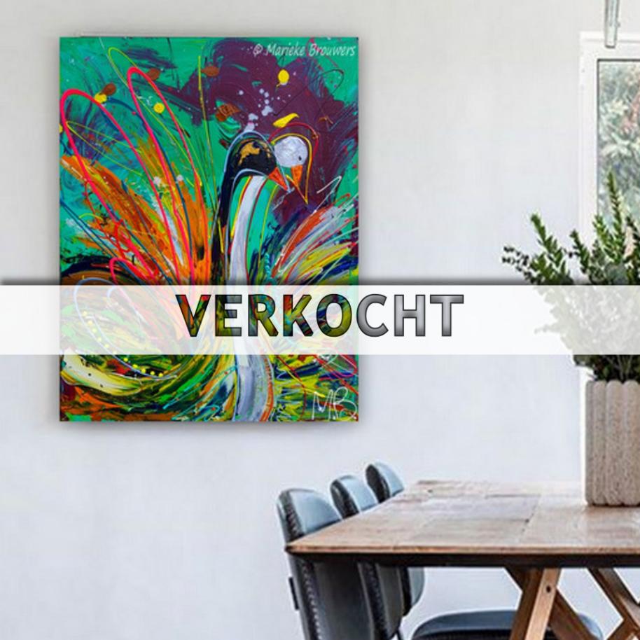 verticaal langwerpig abstract vogelschilderij laten maken door marieke brouwers, waar veel dynamiek en contrast in te zien is door het aanbrengen van dikke lijnen en veel lagen verf met de kleuren oranje, paars en turquoise