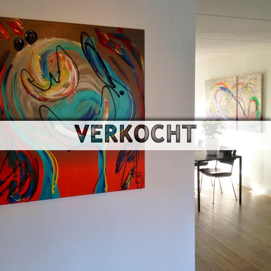 modern vierkant abstract kunstwerk met warme kleuren zoals oranje en turquoise, waarbij dikke lagen en lijnen verf speels zijn aangebracht voor een dynamisch effect