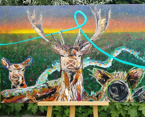 landschapschilderij met herten en varkens laten maken in de kleuren groen, turquoise, oranje en geel, waarbij de dierenportretten figuratief en dynamisch zijn geschilderd