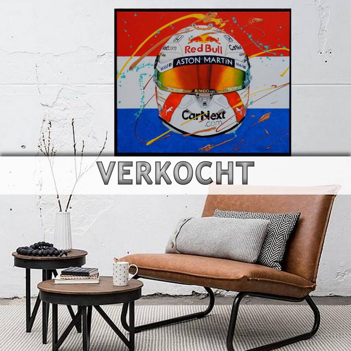 realistisch handgeschilderd kunstwerk in opdracht laten maken van de helm van max verstappen van de formule 1 races, waarbij de sponsoren als red bul en aston martin te zijn weergegeven